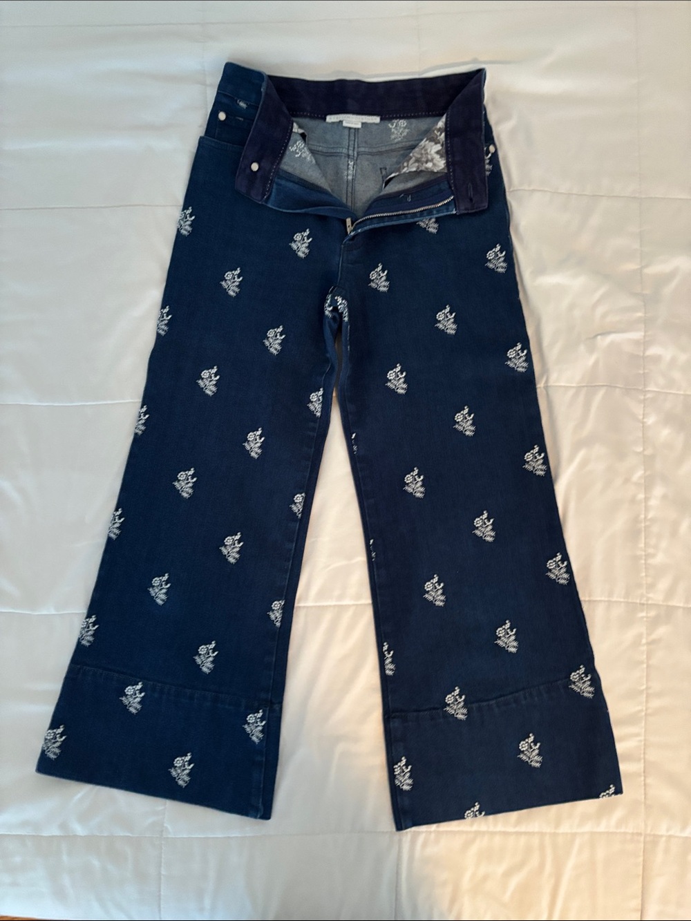 Stella McCartney Women’s Navy Blue Embroidered Wide-Leg cropped Jeans